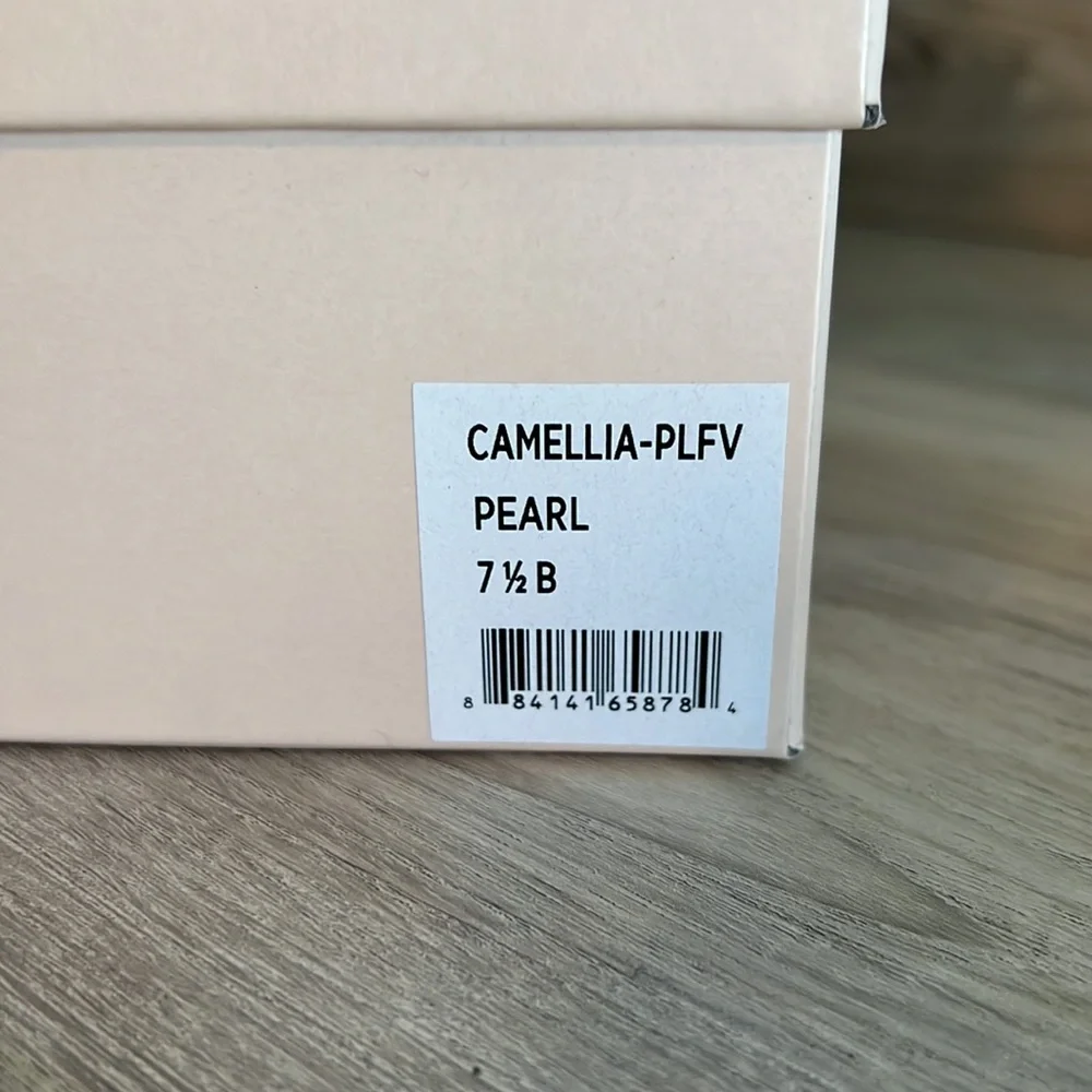 New in box Loeffler Randall size 7.5